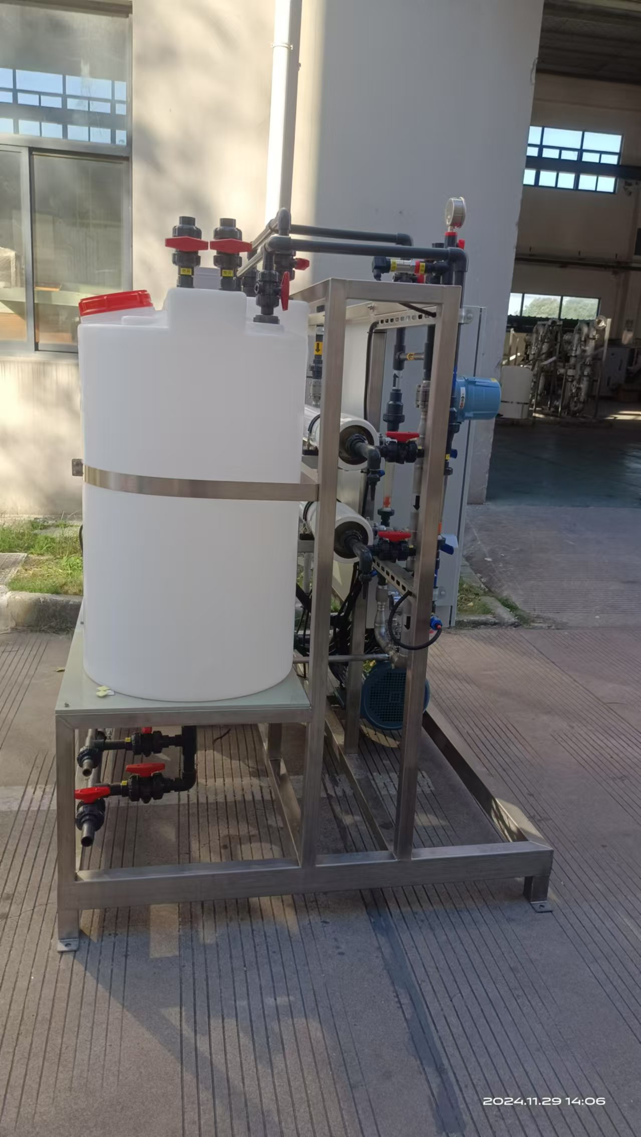 Wind Solar Hybrid Kit - โรงไฟฟ้าพลังงานไฮบริดแบบลม-แสงอาทิตย์ พร้อมแบตเตอรี่ลิเธียมและชุดอุปกรณ์สำหรับชุมชนชนเผ่าในพื้นที่ห่างไกล